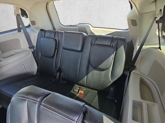 Used 2016 Chrysler Town & Country Touring FWD image 20