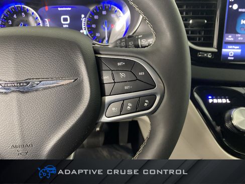 Used 2024 Chrysler Pacifica Touring-L image 23