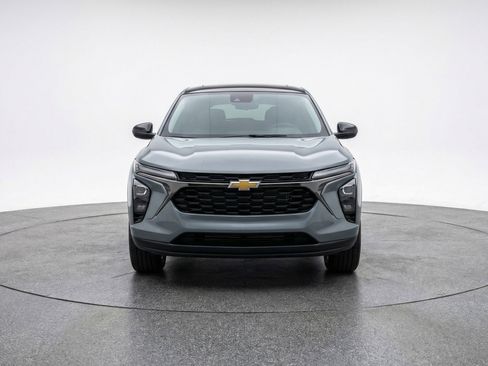 Used 2025 Chevrolet Trax LT image 2