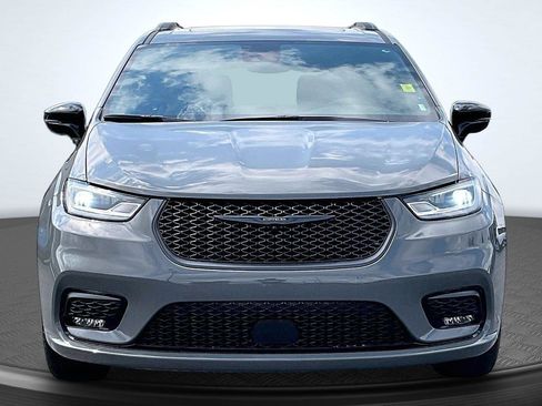 Used 2025 Chrysler Pacifica Limited FWD image 3