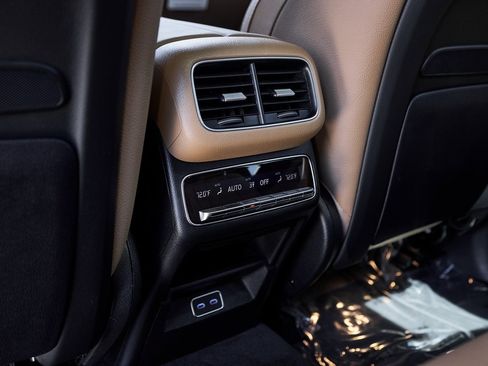 Used 2025 Mercedes-Benz GLS 580 4MATIC image 34