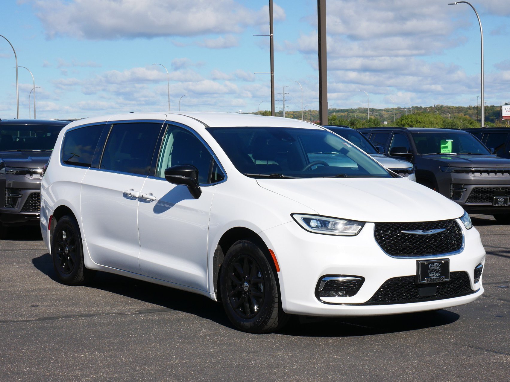 Used 2024 Chrysler Pacifica Touring-L FWD image 1
