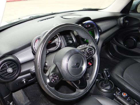 Used 2021 MINI Cooper 4-Door Hardtop image 8