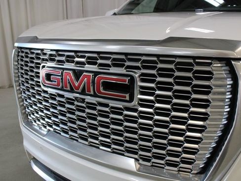 Used 2024 GMC Yukon Denali w/ Advanced Technology Package AWD/4WD image 34
