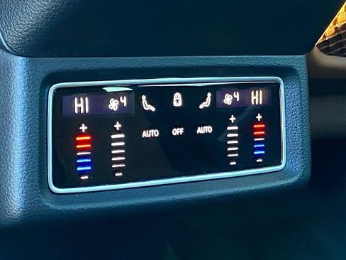 Used 2022 Audi e-tron Premium image 21