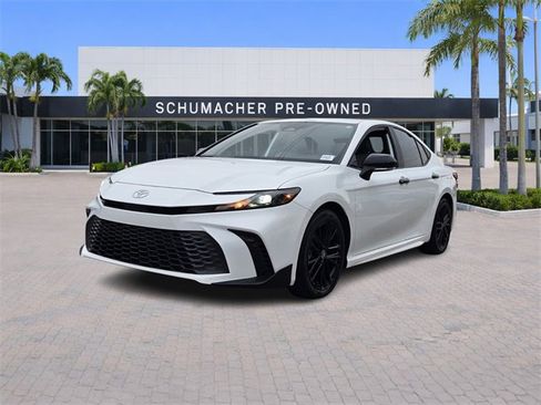 Used 2025 Toyota Camry SE w/ Convenience Package image 3