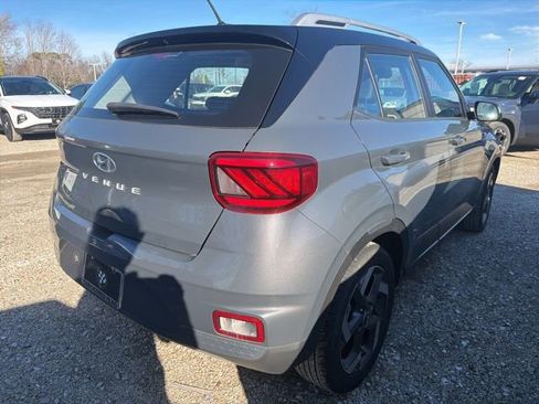 Used 2024 Hyundai Venue Limited image 10
