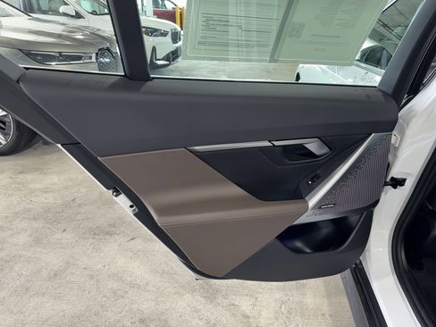 Used 2025 BMW i5 eDrive40i w/ Premium Package RWD image 17