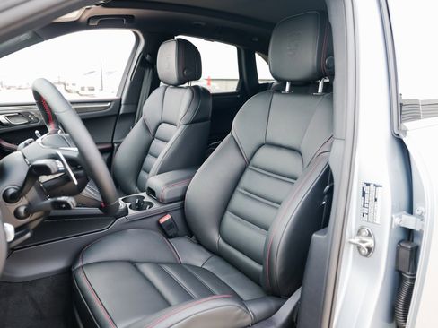 New 2026 Porsche Macan GTS image 5