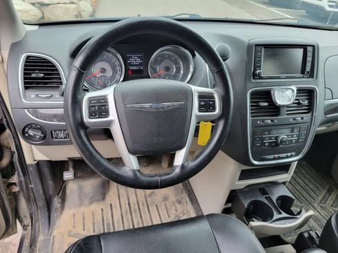 Used 2014 Chrysler Town & Country Touring w/ Driver Convenience Group FWD image 7