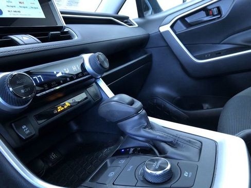 Certified 2025 Toyota RAV4 LE image 29