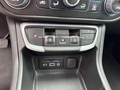 Used 2024 GMC Terrain SLT AWD/4WD image 33