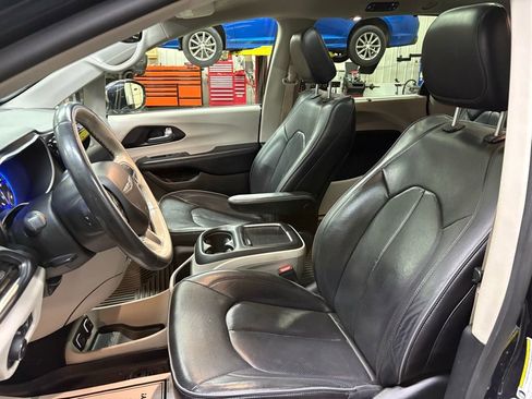 Used 2025 Chrysler Pacifica Select image 10