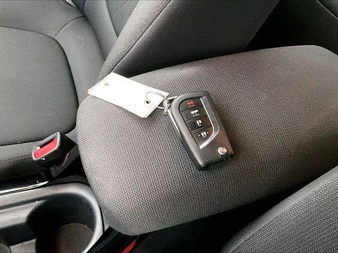 Used 2021 Toyota Corolla LE image 12