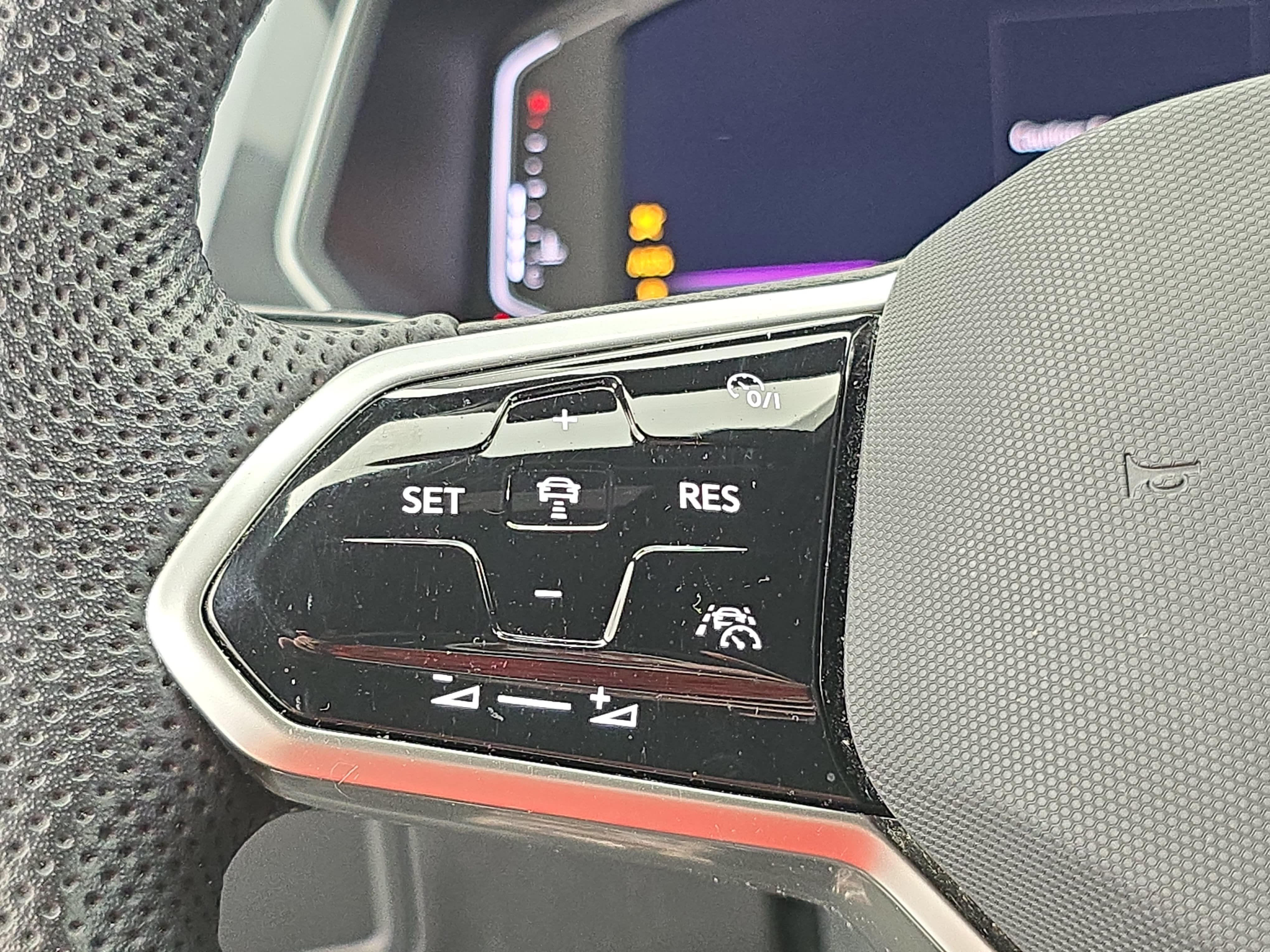 Certified 2024 Volkswagen Tiguan SEL R-Line AWD/4WD image 17