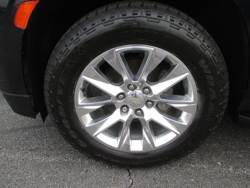 Used 2021 Chevrolet Tahoe Premier w/ Premium Package AWD/4WD image 9