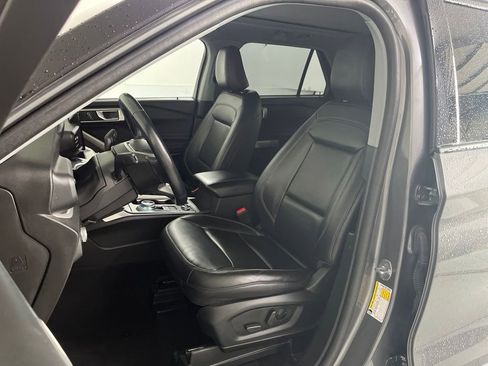 Used 2023 Ford Explorer XLT w/ Equipment Group 202A AWD/4WD image 18