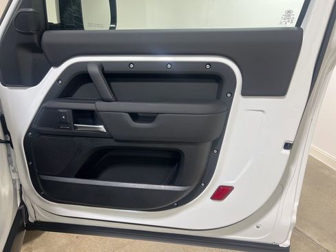 Used 2025 Land Rover Defender 90 S image 21