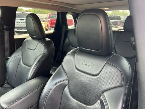 Used 2018 Jeep Cherokee Limited w/ Luxury Group AWD/4WD image 3