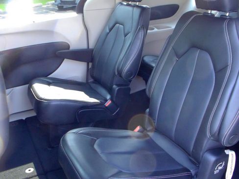 Used 2023 Chrysler Pacifica Touring-L FWD image 12