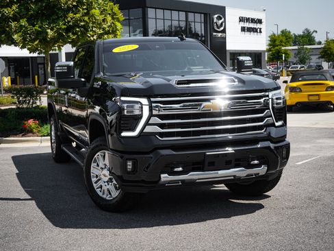 Used 2025 Chevrolet Silverado 2500 High Country w/ High Country Premium Package AWD/4WD image 2