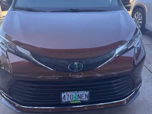 Used 2022 Toyota Sienna XLE image 1