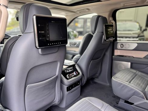 Used 2021 Lincoln Navigator Black Label w/ Special Edition Package AWD/4WD image 23
