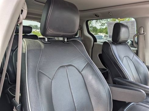 Used 2023 Chrysler Pacifica Limited FWD image 12
