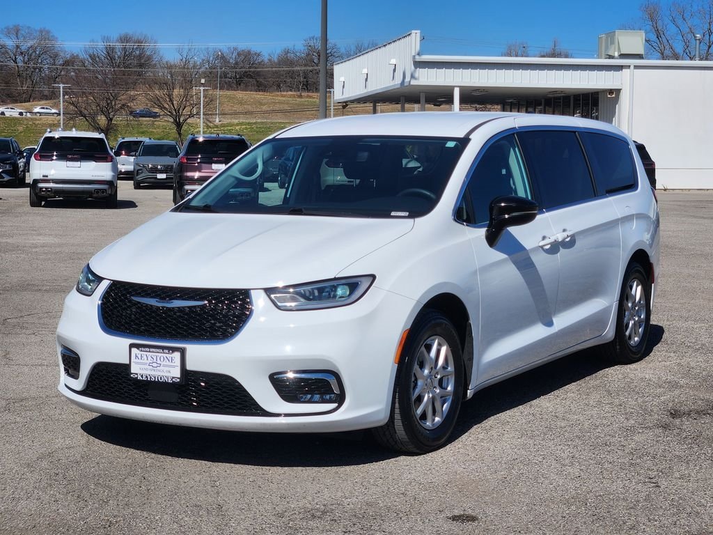 Used 2024 Chrysler Pacifica Touring-L FWD image 3