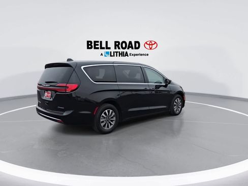 Used 2024 Chrysler Pacifica Limited FWD image 8