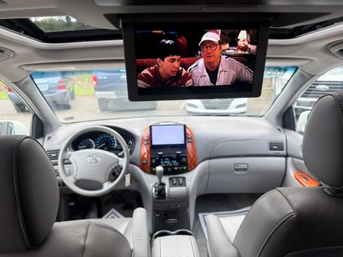 Used 2009 Toyota Sienna XLE FWD image 12