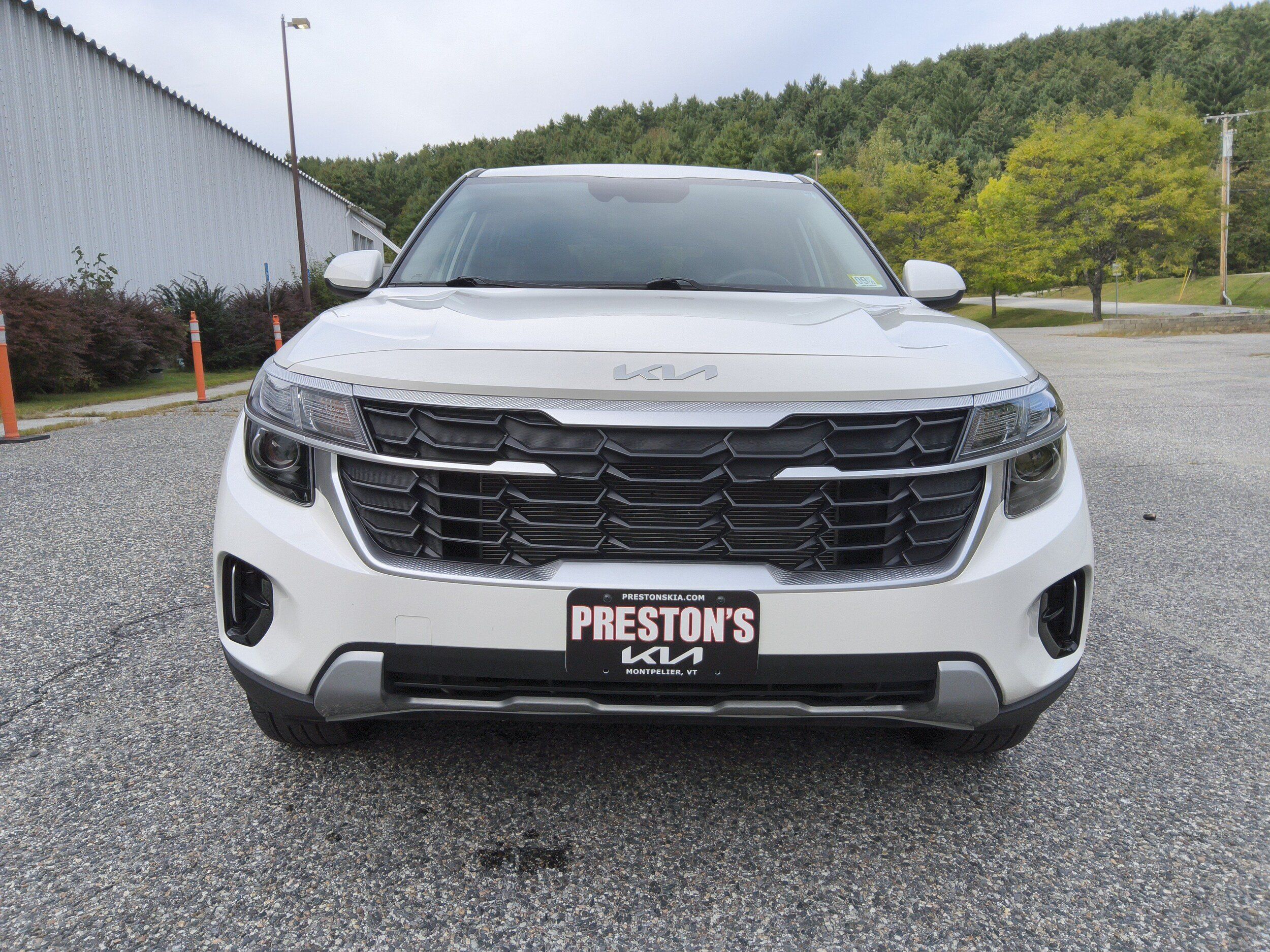 Used 2025 Kia Seltos LX AWD/4WD image 2