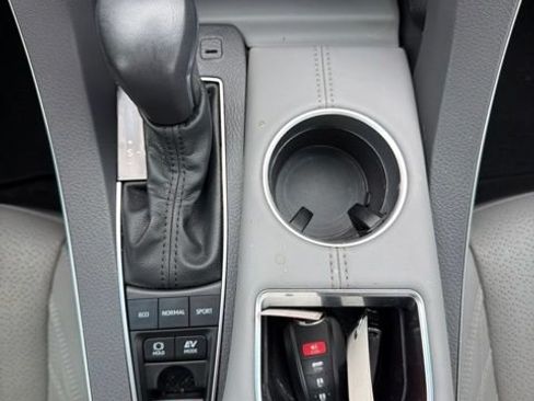 Certified 2022 Toyota Avalon Limited FWD image 14