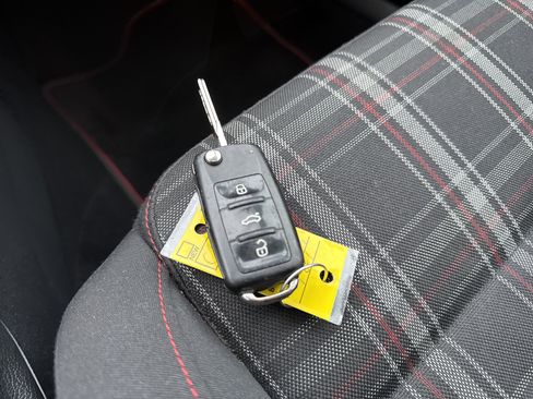 Used 2012 Volkswagen GTI image 32