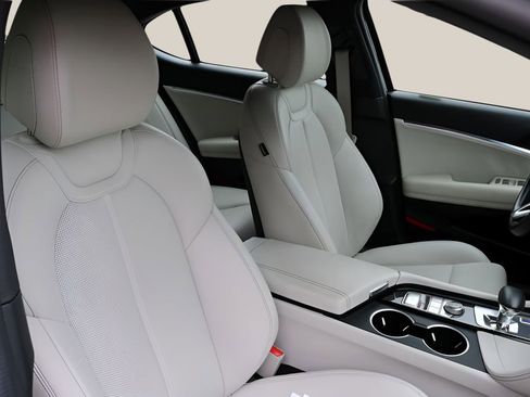 Used 2025 Genesis G70 2.5T AWD/4WD image 19