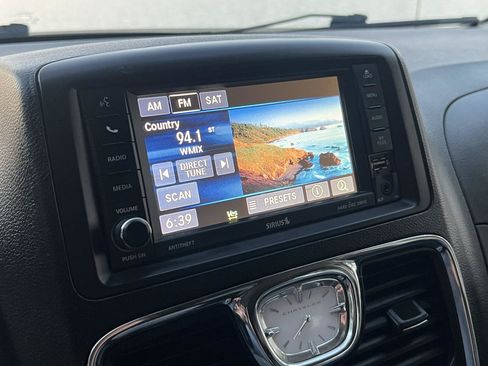 Used 2013 Chrysler Town & Country Touring FWD image 15
