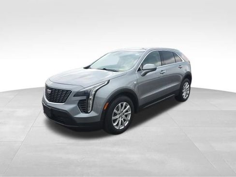 Used 2023 Cadillac XT4 Luxury w/ Cold Weather Package FWD image 3