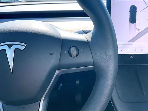 Used 2024 Tesla Model Y Long Range AWD/4WD image 23