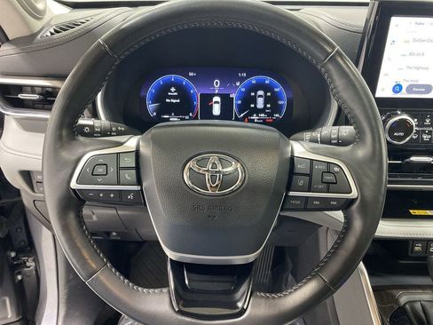 Used 2023 Toyota Highlander Limited image 11