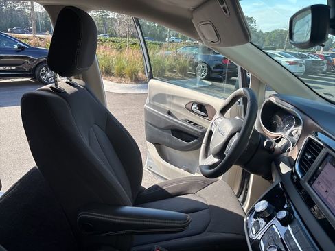 Used 2024 Chrysler Voyager LX image 43