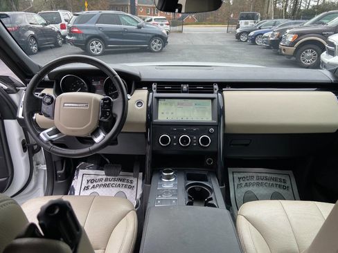 Used 2019 Land Rover Discovery SE image 12