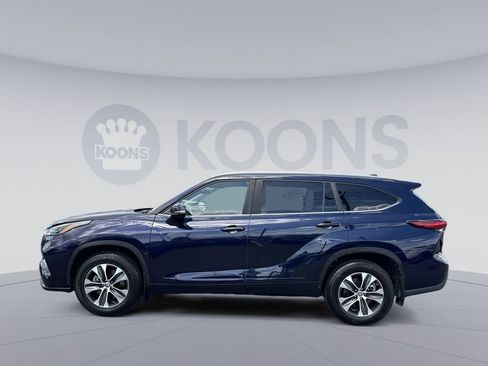 Used 2023 Toyota Highlander XLE AWD/4WD image 2