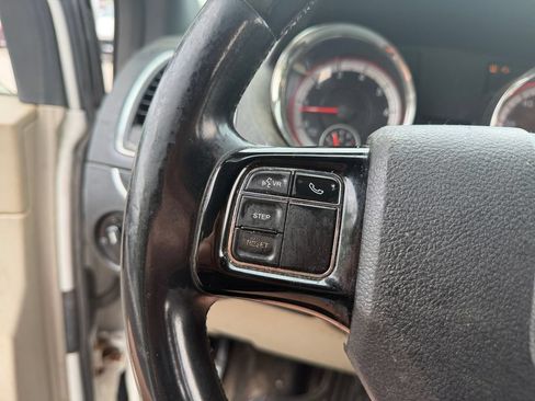 Used 2015 Dodge Grand Caravan SE FWD image 16