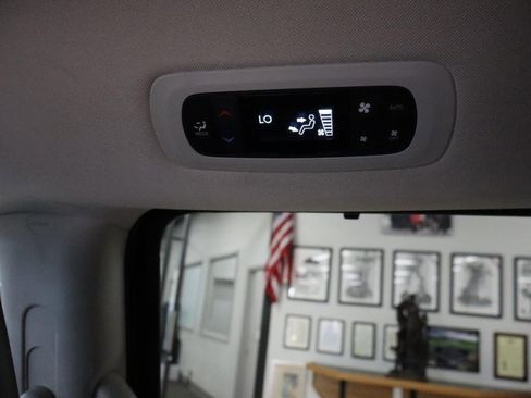 Used 2023 Chrysler Pacifica Touring-L FWD image 22