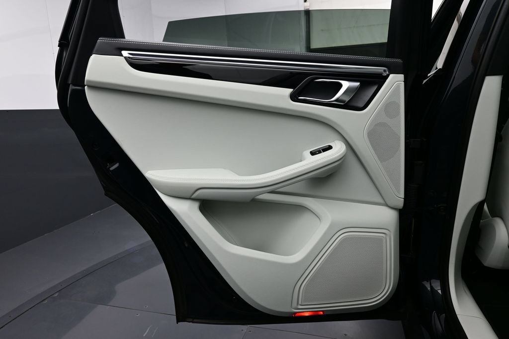 Certified 2023 Porsche Macan AWD/4WD image 13