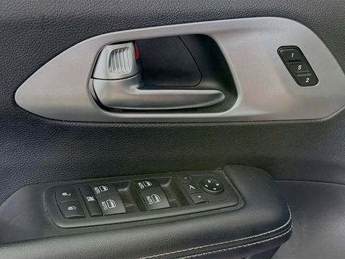 Used 2019 Chrysler Pacifica Limited w/ Advanced Safetytec Group FWD image 18