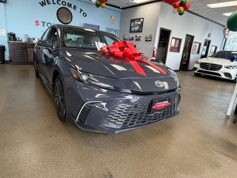 Used 2025 Toyota Camry SE image 4