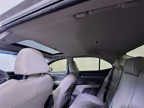 Used 2018 Toyota Camry SE w/ Moonroof Package image 12