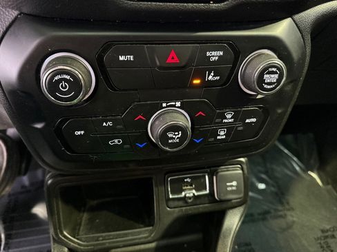 Used 2021 Jeep Renegade Latitude w/ Sun & Sound Group FWD image 21