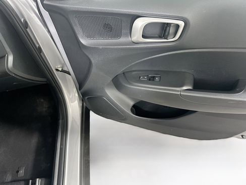 Used 2025 Hyundai Venue SEL image 30